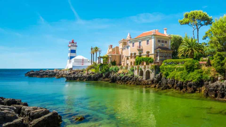 Casa junto ao mar em Cascais com o Farol de Santa Marta, uma das zonas mais emblemáticas da Riviera Portuguesa