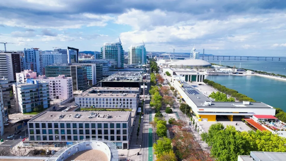 Vista aérea do Parque das Nações, em Lisboa, com edifícios modernos junto ao rio Tejo