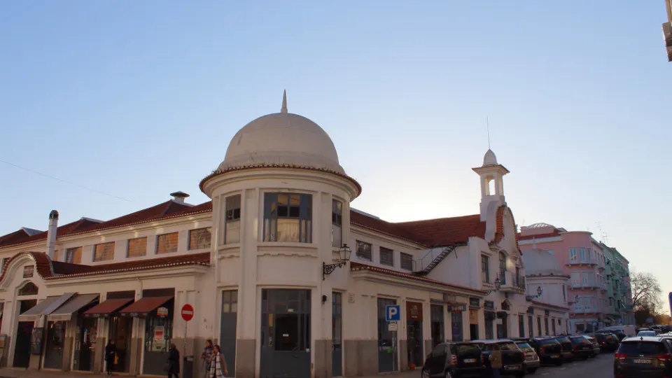 Edifício emblemático no bairro de Campo de Ourique, em Lisboa, numa zona residencial e comercial
