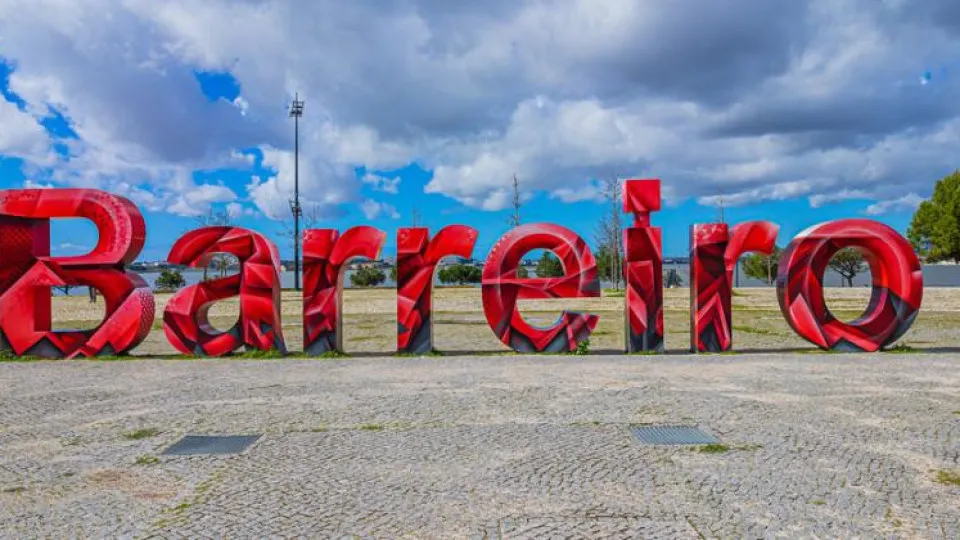 Letreiro urbano com a palavra “Barreiro”, símbolo da cidade e da sua zona envolvente