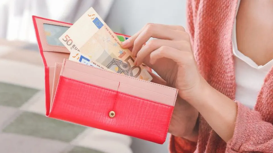 Como receber o prémio salarial de reembolso das propinas?  