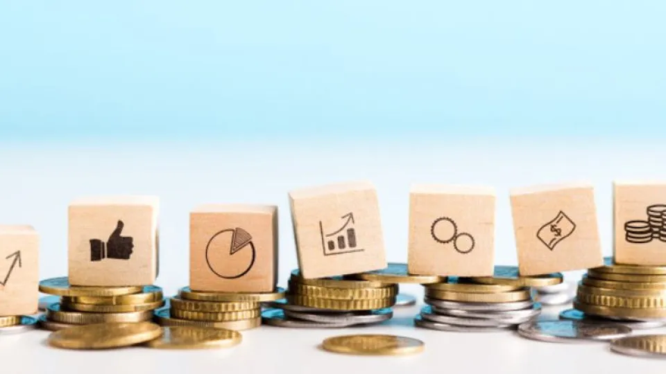 Cubos com símbolos financeiros por cima de moedas