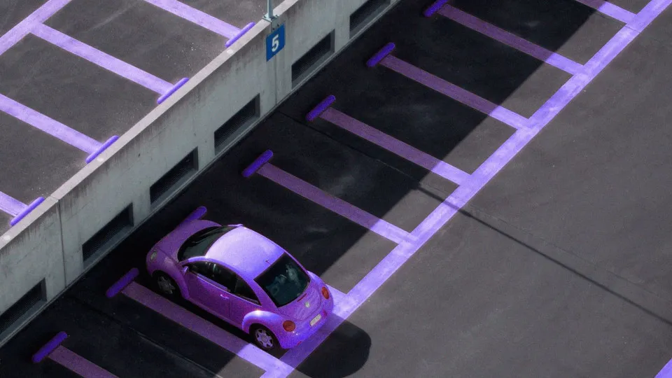 Mãos à janela de carro com notas de 10 euros para simbolizar pagamento de IUC