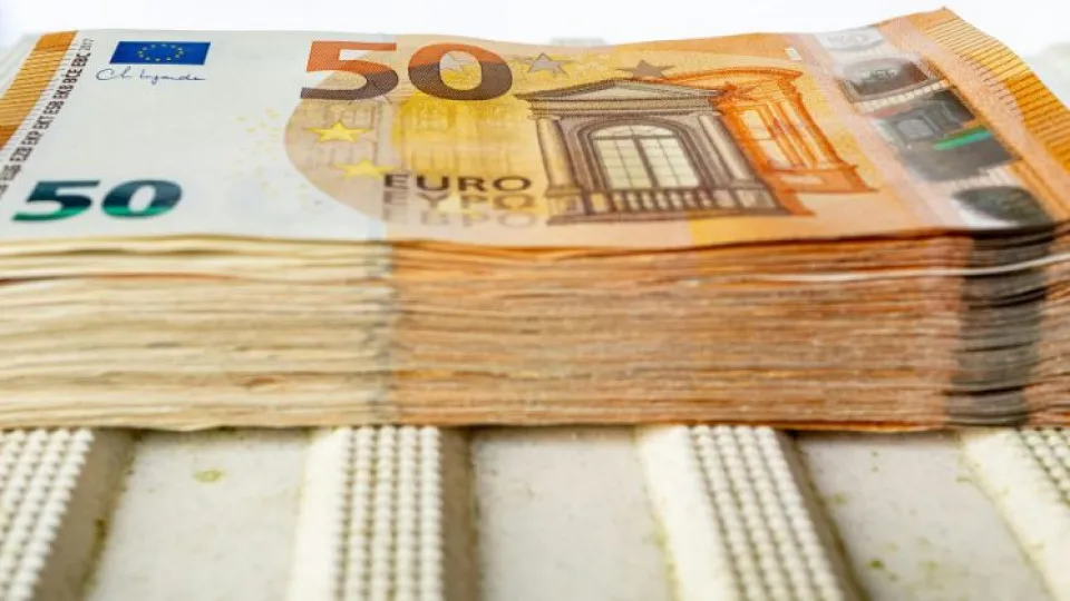 Molho de dinheiro em notas de 50 euros