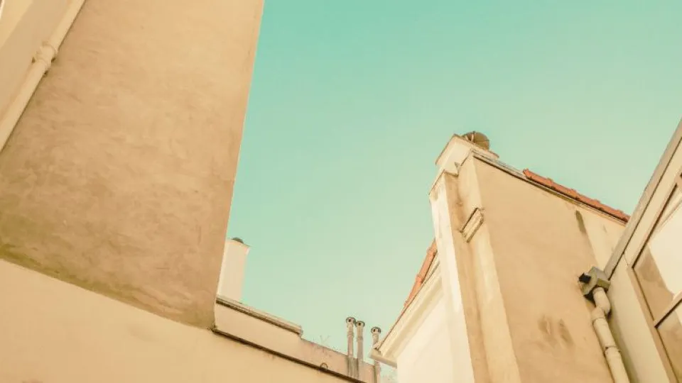 Prédios magenta e céu azul