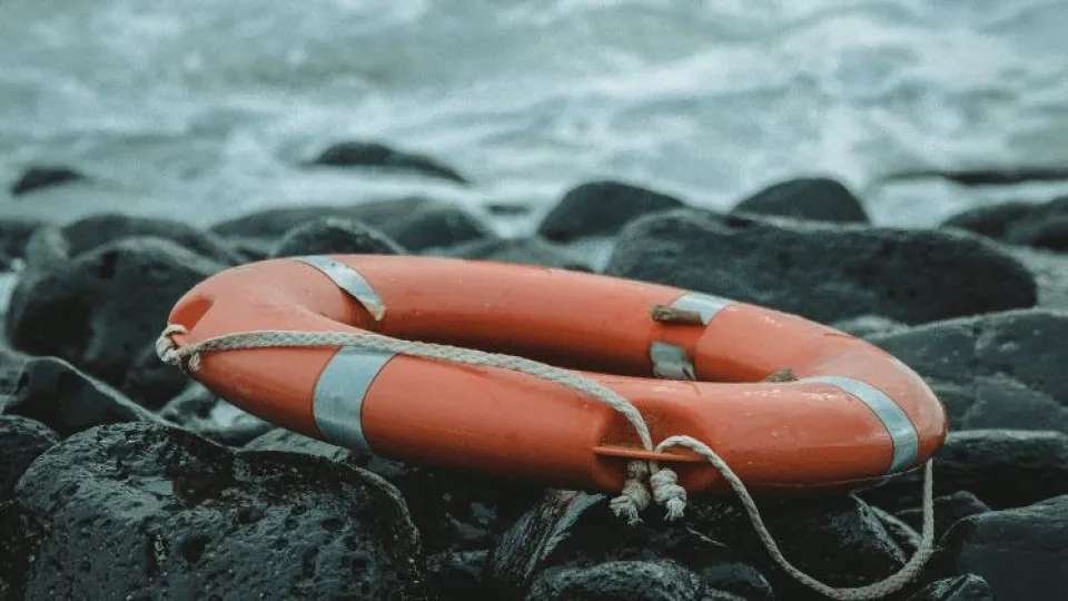 Bóia em rochas e mae simbolizando seguro de vida