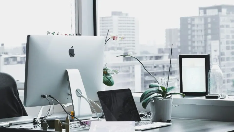 Secretária, computador e cadeira simbolizando o preencher da declaração de IRS