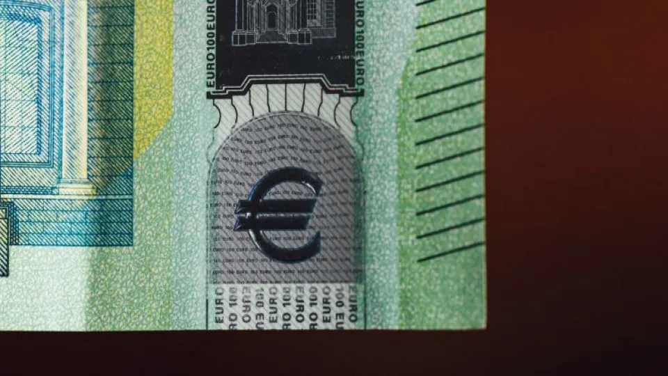 Nota euros simbolizando compra de casa por jovens garantia governo