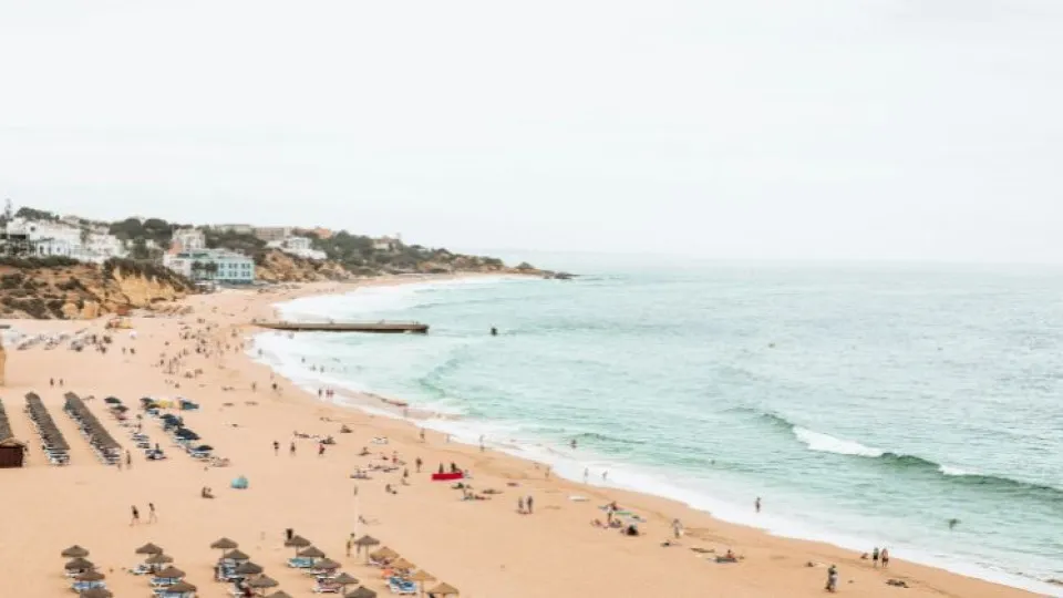 Mais de metade dos portugueses faz férias em Portugal por motivos financeiros 