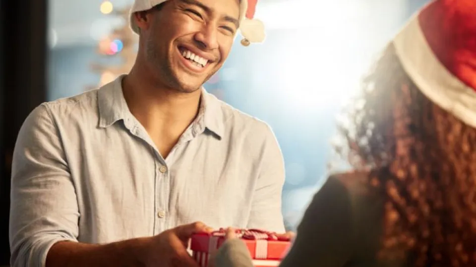 Amigo Secreto: A tradição que ajuda a poupar e mantém o espírito natalício 