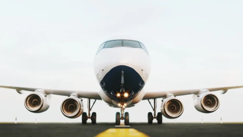 Avião na pista visto de frente, simbolizando viagens rápidas e acessíveis para escapadinhas no início do ano.