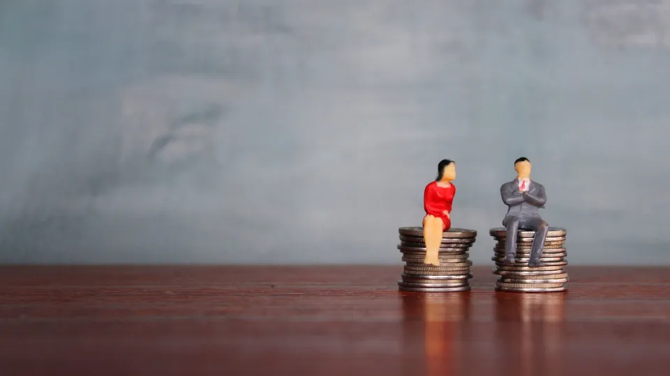 Qual a desigualdade salarial entre homens e mulheres atualmente em Portugal? 