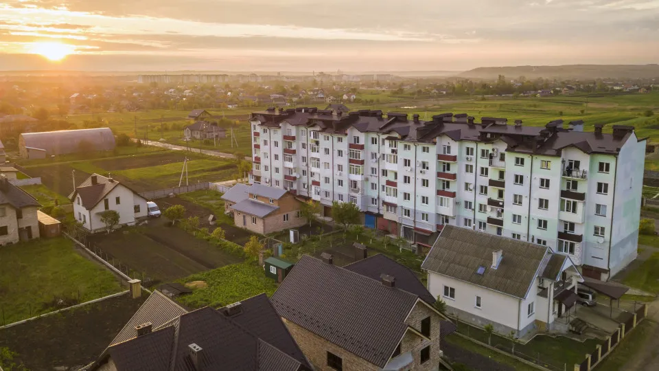 Quem tem maior poder de compra opta por adquirir moradias ou apartamentos? 