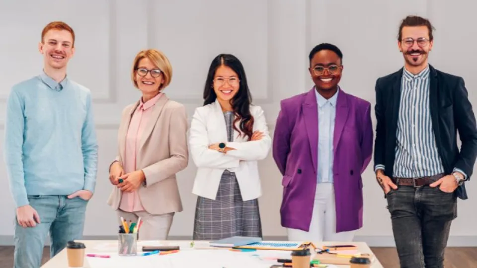 Equipa de profissionais reunida num ambiente de trabalho, representando colaboração e sucesso empresarial