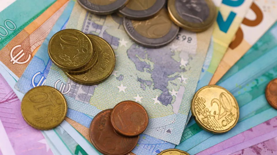 Usa dinheiro vivo? Estes são os 3 cuidados que não pode mesmo ignorar 