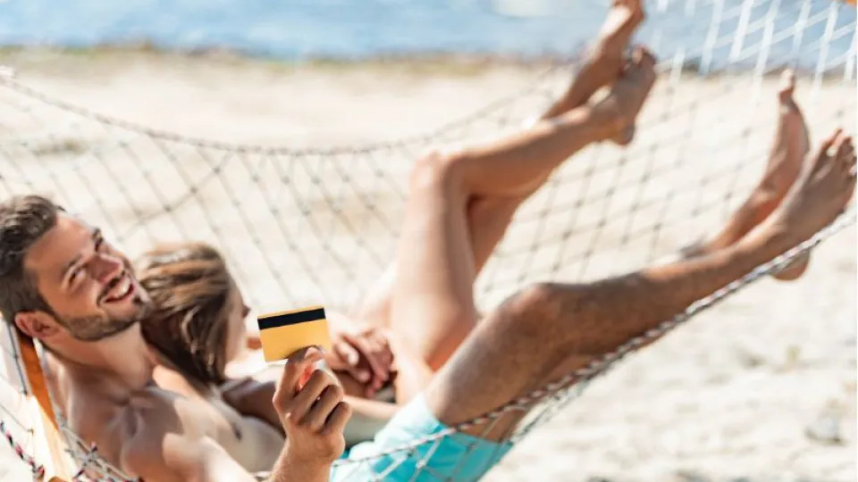 Crédito pessoal para férias: Quando faz sentido (e quando não) 
