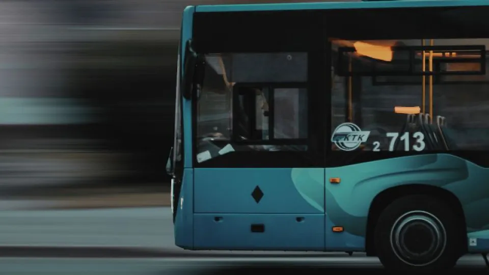 Autocarro azul em movimento a deslocar-se para a esquerda