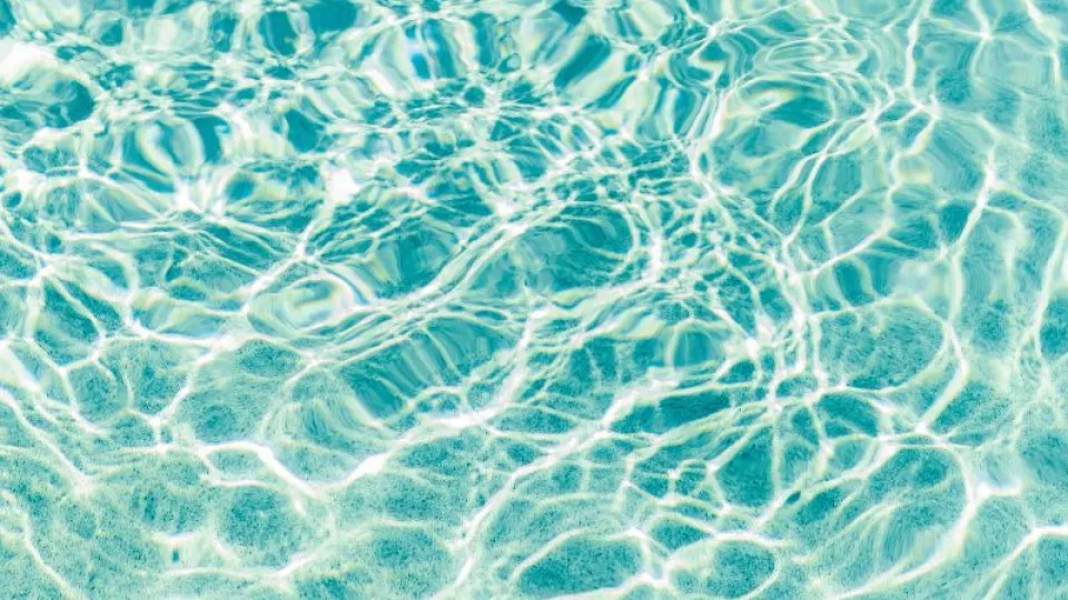 Piscina com movimentações de água azul cristalina