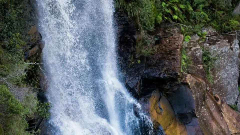 Cascata com água a cair em ravina simbolizando taxa de juro que cai