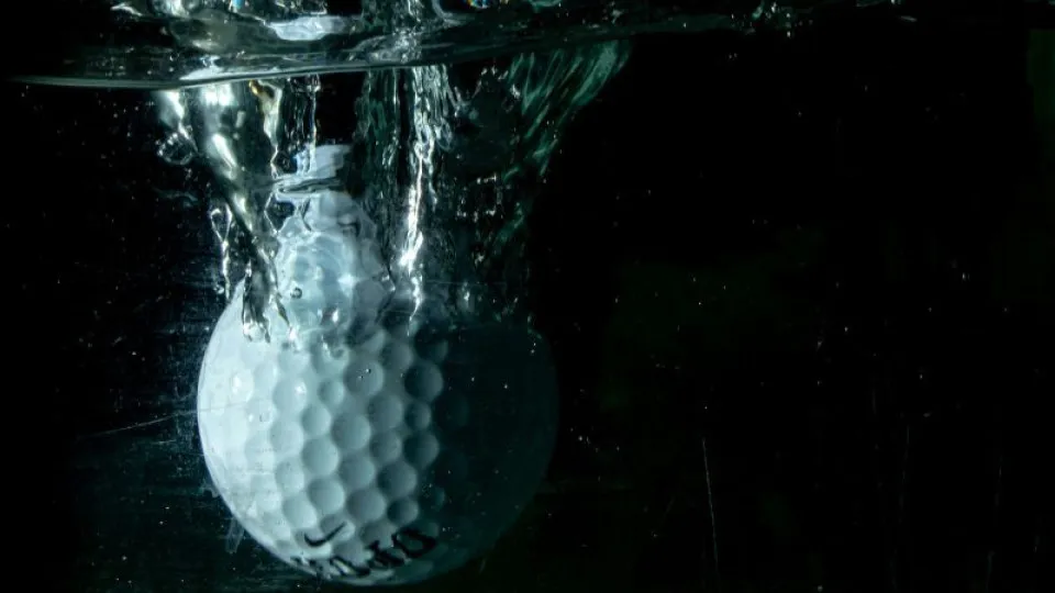 Bola de ping pong a cair dentro de água