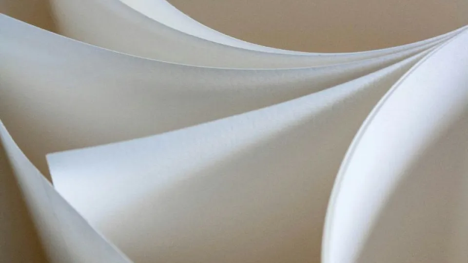 Folhas de papel em movimento