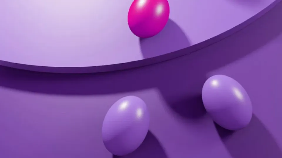 Ovo cor-de-rosa em destaque sobre uma plataforma curva, separado de dois ovos roxos, num fundo roxo.