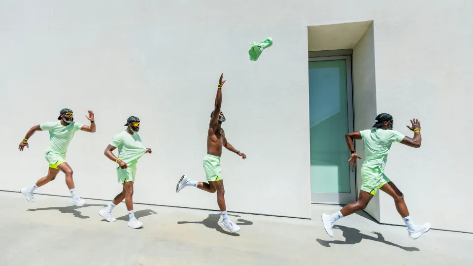 Série de fotografias de um homem vestido de verde a pular no ar enquanto anda pela rua.