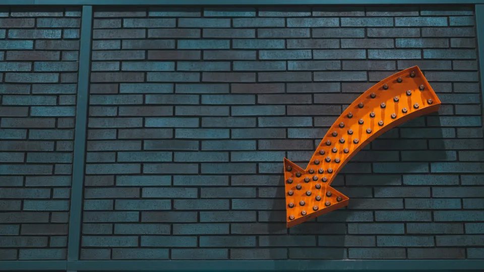 Seta amarela para baixo, simbolizando a descida da prestação mensal após a consolidação dos créditos.